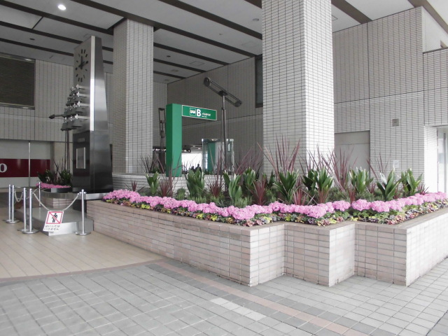 第33回全国都市緑化よこはまフェア「横浜駅東口地区横浜新都市スカイビル 風の塔広場」