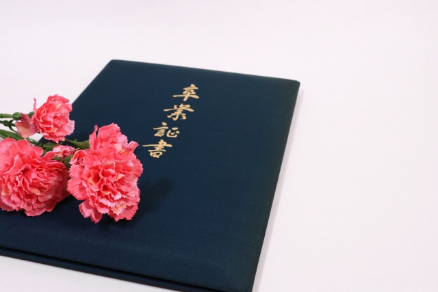 卒業祝いにおすすめな花の種類と花言葉を紹介｜花の選び方や費用相場も