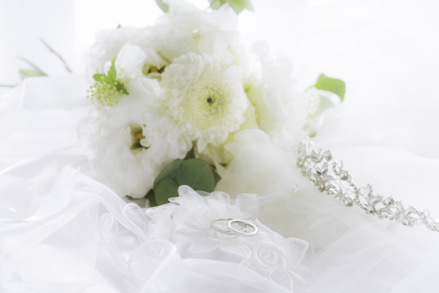 結婚祝いにおすすめの花と花言葉を紹介！最適なフラワーギフトや費用相場も